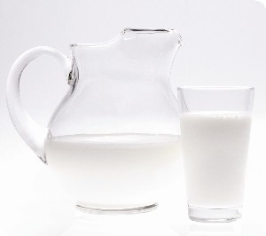 Pitcher_and_glass_of_milk-Resized